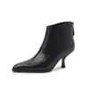 Botas de Cano Curto Femininas Elegantes com Salto Alto de 7cm 2026 Outono/Inverno Novidades Bico Fino Salto Agulha Zíper nas Costas Botas Curtas Botas Femininas