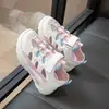 Zapatos Infantiles Primavera y Verano 2026 Estilo Nuevo Niños Casuales Suela Suave Malla Transpirable Huecos Zapatos para Correr Niñas Zapatos de Papá