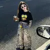 Conjunto de Moletom para Meninas Primavera e Outono 2026 Novo Estiloso Estampa de Leopardo Falso Duas Peças Calças de Pernas Largas Casual Conjunto de Duas Peças Tendência Infantil