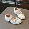 Zapatos de tacón alto de cuero de moda para niñas 2026 Primavera/Otoño Nuevos Mary Jane de suela blanda Zapatos de princesa con pedrería para actuaciones