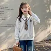Design Casual Coreano com Senso de Estilo Hoodie Falso Duas Peças com Gola para Meninas Primavera/Outono Conjunto Jeans Doce com Laço