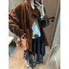 Chaqueta de Suede y Borrego de Longitud Media Adelgazante con Cintura de Cordón Mo Qie Sentido Noble Moderno Retro Americano MQ1998