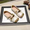 Zapatos de Cuero para Niñas 2026 Nuevas Llegadas de Primavera Estilo Europeo y Americano Zapatos de Princesa con Estampado para Niña Pequeña Zapatos de una Sola Pieza con Boca Poco Profunda Estilo Pequeño Chanel