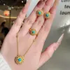 Collar, aretes y anillo de girasol con diamantes azules chapados en oro del mismo estilo de la Tienda de Oro Puzo, un juego de joyería simple y elegante para mujeres