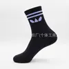 Calcetines Xiyin de Venta Caliente Transfronterizos para Hombres y Mujeres de Tubo Medio-Alto Calcetines Casuales de Tres Hojas Calcetines Deportivos Versátiles de Color Sólido Calcetines de Baloncesto