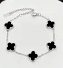 Pulsera de acero de titanio chapada en oro de 18k, de cuatro hojas, lisa, de moda, de venta caliente, con nácar de doble cara, fábrica de joyería de alta gama para mujer
