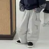 Tong Ku Roupa Infantil 2026 Outono Novo Calça Masculina Elegante com Bolso Patch Botões Costurada Algodão Puro Calça de Trabalho Infantil Tendência