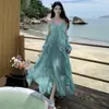 Vestido de tirantes finos estilo vacacional azul y verde con estampado dorado, vestido largo de gasa para la playa para fotos de aspecto de hada junto al mar