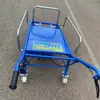Usando un Carrito de Pollo para Subir una Colina, una Carretilla Eléctrica Pequeña para Transporte de Huertos, un Carrito de Gasolina de Rueda Única