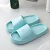Nuevas pantuflas estilo detective de suela gruesa para mujer, sandalias de verano tipo slip-on de EVA ultra gruesas para casa, a la moda, con un tacto cómodo