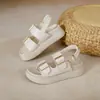 Sandálias Populares de Solado Grosso para Mulheres Verão 2023 Nova Plataforma Versátil Popular Estilo Fada Aumenta Altura Sapatos Romanos Tamanho Pequeno