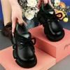 Muffin de sola grossa e aumento de sola grossa, sapatos femininos retrô com cadarço e bico redondo, primavera e outono, novos sapatos femininos de camada única, sapatos casuais de couro com sola macia