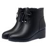 Zapatos de mamá, botas cortas, zapatos de algodón, nuevos zapatos de cuero cálidos con forro polar para otoño e invierno 2020, zapatos de cuña para mujeres de mediana edad y mayores