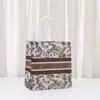 Bolsa de Regalo Pequeña Floral Transfronteriza Bolsa Impermeable Bolsa No Tejida de Moda Exquisita Lujo Ligero Bolso Inferior Derecho
