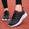 Zapatos de mujer primavera, otoño e invierno 2022 zapatilla deportiva transfronteriza ligeros talla grande zapatos de mujer estudiante cuero color liso casual zapatos de mujer