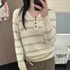 Nueva colección Otoño-Invierno 2026 para mujer: suéter a rayas holgado, cómodo y agradable para la piel, con cuello mandarín y estampado de oso mielero