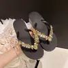 Chinelos femininos pretos de alta qualidade, antiderrapantes, com salto anabela, sola grossa, para uso externo no verão, novo modelo 2026, que aumenta a altura, adequados para combinar com saias.