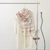 Novos Cachecóis de Algodão e Linho Outono e Inverno para Mulheres, Lenços de Seda Estampados com Flores e Pássaros de Alta Qualidade Primavera, Xales Finos Macios e Lenços de Cabeça Venda por Atacado