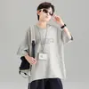 Camiseta Masculina de Verão Nova Marca Tendência Manga Curta Solta Tamanhos Médio e Grande Infantil Estampa de Letras Casual Versátil Top Camiseta Tendência Roupas de Verão