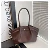 Bolsa de ombro feminina com design de asa vintage de nicho, nova bolsa tote versátil de grande capacidade para o dia a dia, bolsa de ombro única de axila