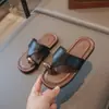Sandalias deslizantes de moda y con estilo para niñas con estampado de leopardo 2026 Verano Nuevo Anillo Metálico en el Dedo del Pie Sandalias Romanas Versátiles