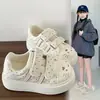 Tênis casuais com velcro de sola grossa para estudantes, novidade primavera e outono 2026, azul claro com estampa de bolinhas e gato, bico de borracha