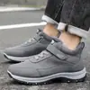 Botas de algodón de invierno con velcro para mediana edad y ancianos, con forro polar añadido y diseño antideslizante engrosado, zapatos grandes tipo papá, zapatos para caminar de exterior a prueba de frío