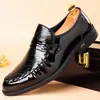 Mocasines Plisados Brillantes Marrón Otoño 2026 para Hombre, Patrón de Cocodrilo, Hebilla Metálica, Slip-On, Zapatos de Cuero Formales para Negocios