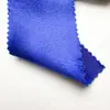 Tejido de satén elástico, grueso y brillante con una caída suave, que presenta un efecto reluciente de seda artificial, adecuado para disfraces de baile y ropa formal.