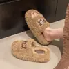 Pantuflas mullidas de talla grande, de alta gama, transfronterizas para mujer, nueva colección Otoño/Invierno 2026, orientadas a la exportación, con diseños de letras, estilo europeo y americano, y suelas gruesas