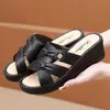 2025 Novas Chinelos de Mãe com Solado Grosso para Uso Externo para Mulheres Verão Versátil Antiderrapante Chinelos de Salto Leves