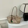 Bolsa de mano plisada estilo Maillard 2026 para mujer con decoración de hebilla, coloridos colgantes de cuentas de madera, bolsa de axila de gran capacidad para el día a día