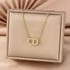 Collar de acero y titanio con doble anillo de amor para mujer, oro de 18 quilates, diseño de nicho de lujo ligero, sensación de elegancia, cadena de clavícula de celebridades de Internet, accesorios