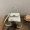 Bolso Pequeño Cuadrado de Mano Bolso de Hombro Único Bolso Cruzado para Ir al Trabajo Hebilla de Cierre Bolso de Moda para Mujer 2026 Otoño Nuevo Estilo Coreano Bolso Sencillo para Mujer