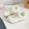 Zapatillas blancas de estilo japonés con estampado de estrellas para mujer, nueva colección otoño 2026, versátiles para estudiantes, combinan bien con faldas, hacen que los pies parezcan más pequeños, zapatillas casuales de skate