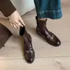 Botas Curtas Femininas Estilo Britânico de Couro Genuíno, Salto Médio, Elásticas, Slim, com Nova Costura de Couro e Fechamento Lateral com Fivela de Metal