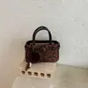 Bolso de mano con acabado mate retro, nueva colección otoño/invierno 2026, bolso cruzado versátil para mujer, bolso tote moderno y popular, bolso de mano pequeño