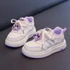 Tênis infantil, calçados esportivos, novo estilo primavera e outono 2026, sapatos casuais de desenho animado, tênis de corrida versáteis de sola macia para meninas