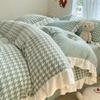 Juego de cama de cuatro piezas de terciopelo coral de leche engrosado de doble cara, ropa de cama de franela de invierno, falda de cama más gamuza, sábanas, funda de edredón