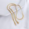 Cadena de clavícula de acero de titanio estilo europeo y americano minimalista cadena de hueso de serpiente chapado al vacío collar de oro de 18 quilates moda para mujer lujo ligero simple cadena para el cuello