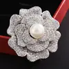 Moda Coreana Broche de Circonita Rosa Flor de Perla Elegante Corsage para Mujer Pin Versátil para Abrigo Traje