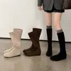 Botas de Cano Alto Elásticas Afuniladas com Bico Redondo de Camurça e Salto Plataforma Forrado com Lã para Mulheres, Estilo Milenar, Outono/Inverno 2026