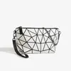 Bolsas para Mulheres 2025 Verão Nova Bolsa de Corrente Geométrica com Diamantes Cor Luminosa que Muda Moda Tendência de Ombro Único Transversal para Mulheres