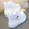 Novos Sapatos Casuais Brancos de Bico Redondo para Mulheres Outono 2026, Sapatos com Plataforma e Sola Grossa com Salto Interno para Mulheres Baixas, Sapatilhas Emagrecedoras