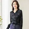Camisa Feminina Elegante de Alta Qualidade Redutora de Idade para Mulheres de Meia-Idade, Nova, Estilo Francês Retrô, Gola V, Renda, Cadarço, Botões Únicos, Manga Longa, Primavera e Outono