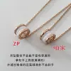 Colar de Cerâmica Branca de Alta Qualidade para Mulheres, Corrente Clavicular de Luxo Leve com Pingente de Cintura Pequena Banhado a Ouro Rosa 18K, Versátil e Sofisticado