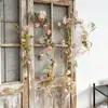 Rosas Simuladas, Flores Silvestres Pequenas, Trepadeiras, Flores Artificiais e Plantas Verdes, Tubos de Ar Condicionado Internos Enrolados em Arcos de Casamento para Decoração Atacado
