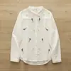 Coleção Outono 2026: Camisa cardigã feminina de manga longa em gaze de dupla camada com bordado floral azul estilo cartoon japonês