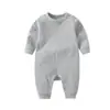 Mono de bebé de color puro para primavera y otoño con broche en el hombro de manga larga para bebé niño y niña de algodón de una pieza con pierna larga venta directa de fábrica