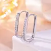 Aretes tipo ear cuff de fila única con diamantes completos en forma de U, estilo lujo ligero, aretes simples de zirconia microincrustada, versátiles y sofisticados para el uso diario.